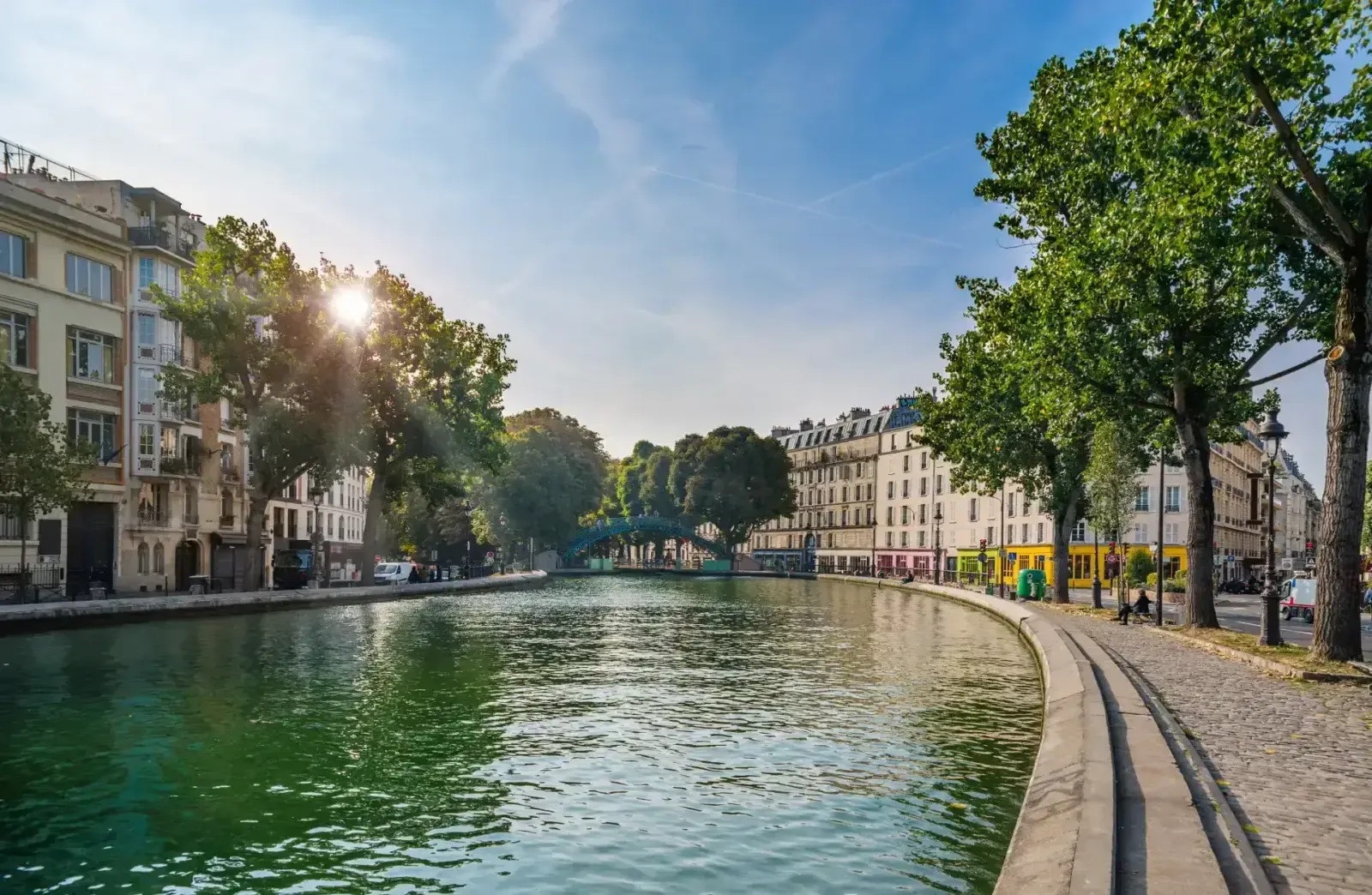 Canal Saint-Martin à Paris, bordé d’arbres et d’immeubles haussmanniens