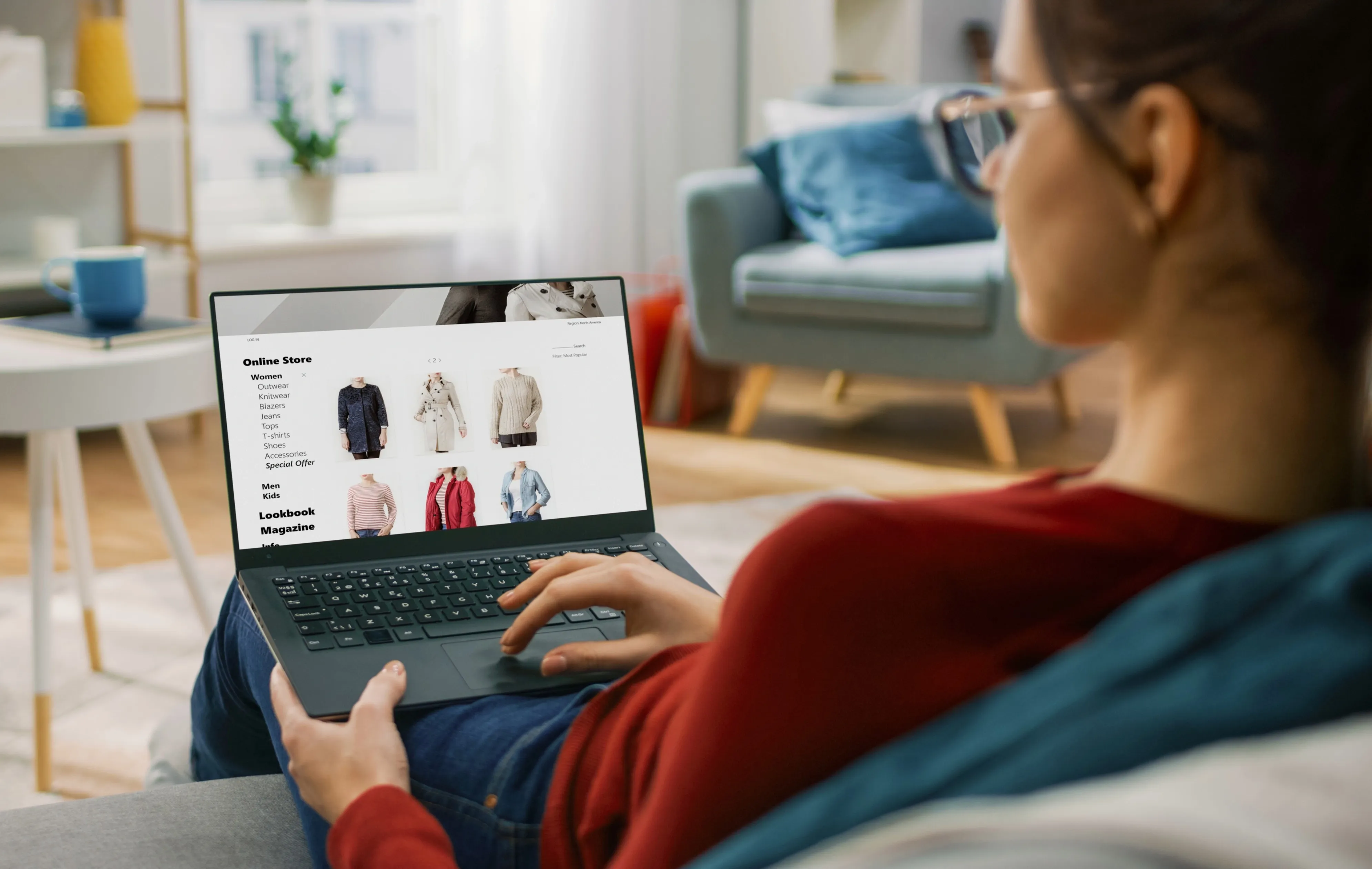 Femme installée dans son salon en train de faire ses achats en ligne sur un ordinateur portable