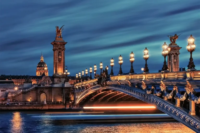Pont Alexandre III illuminé à Paris, à la tombée de la nuit