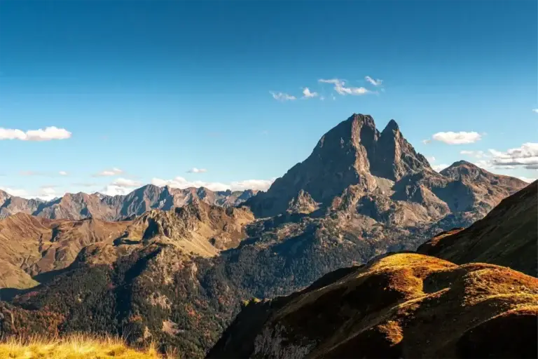 Pic du Midi d’Ossau éclairé par la lumière rasante du matin