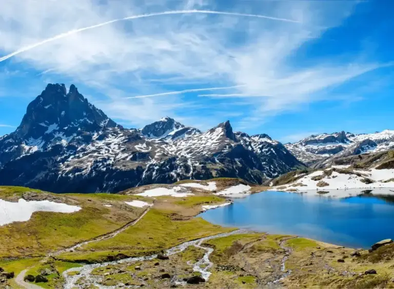 Pic du Midi d’Ossau enneigé se reflétant dans un lac de montagne