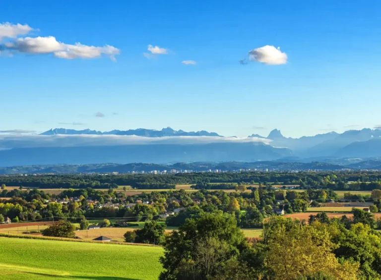 Campagne du piémont pyrénéen avec la chaîne des Pyrénées à l’horizon