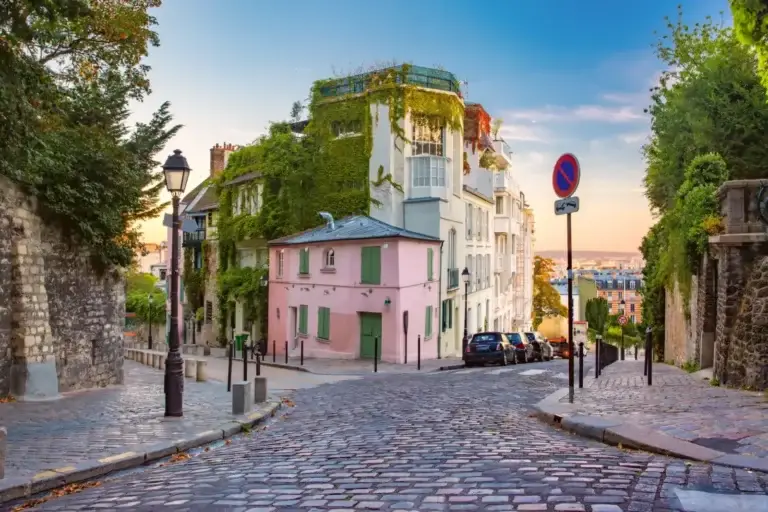 Ruelle pavée du quartier de Montmartre à Paris et ses façades colorées